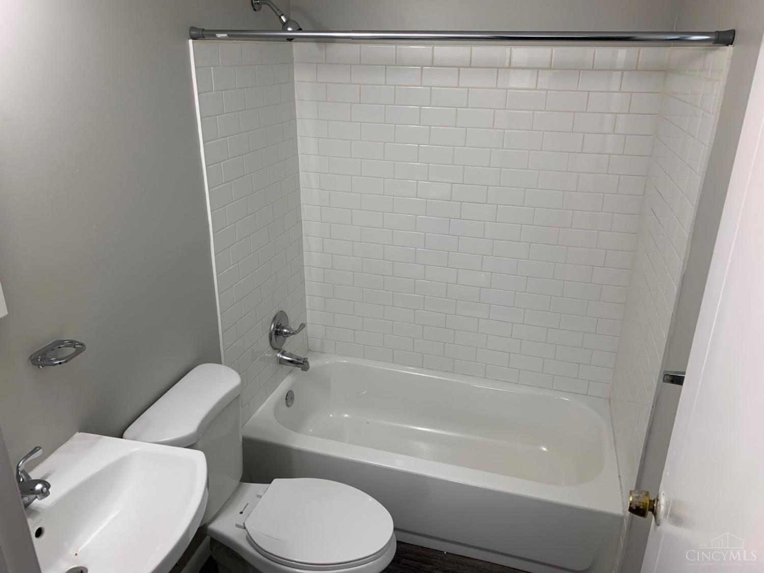 1165 West Galbraith Road Cincinnati, OH 45231 - Photo 13 of 39 Gallery Image 13