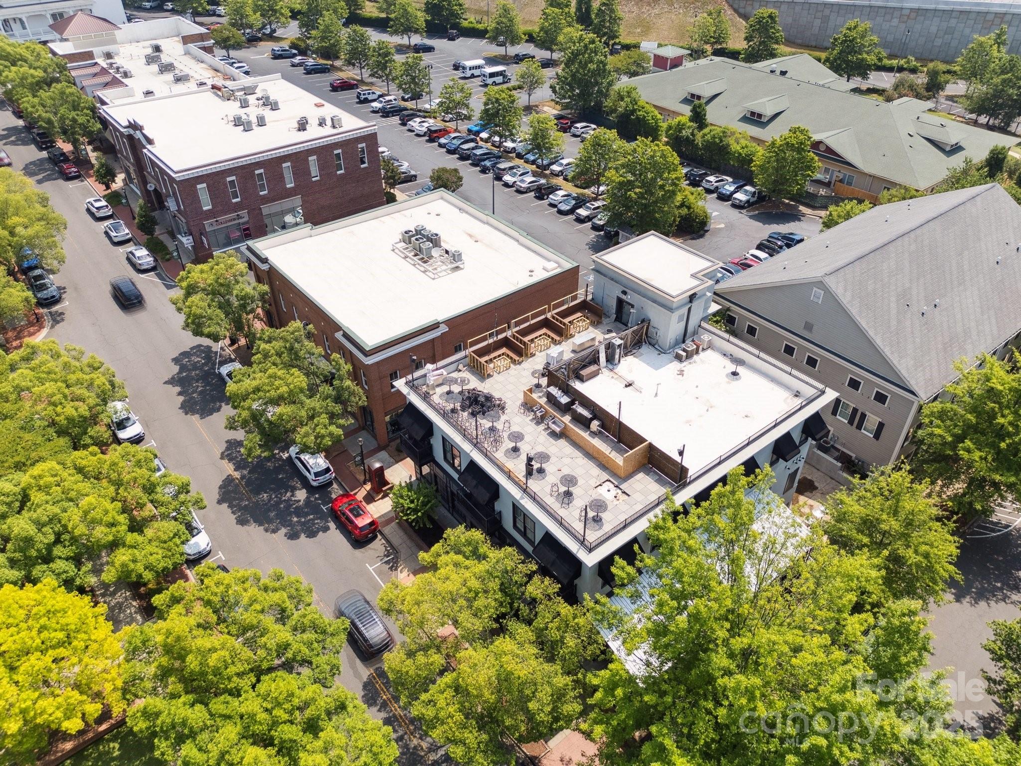 570 6th Baxter Crossing Fort Mill, SC 29708 - Photo 36 of 37 a picture of a table and chairs