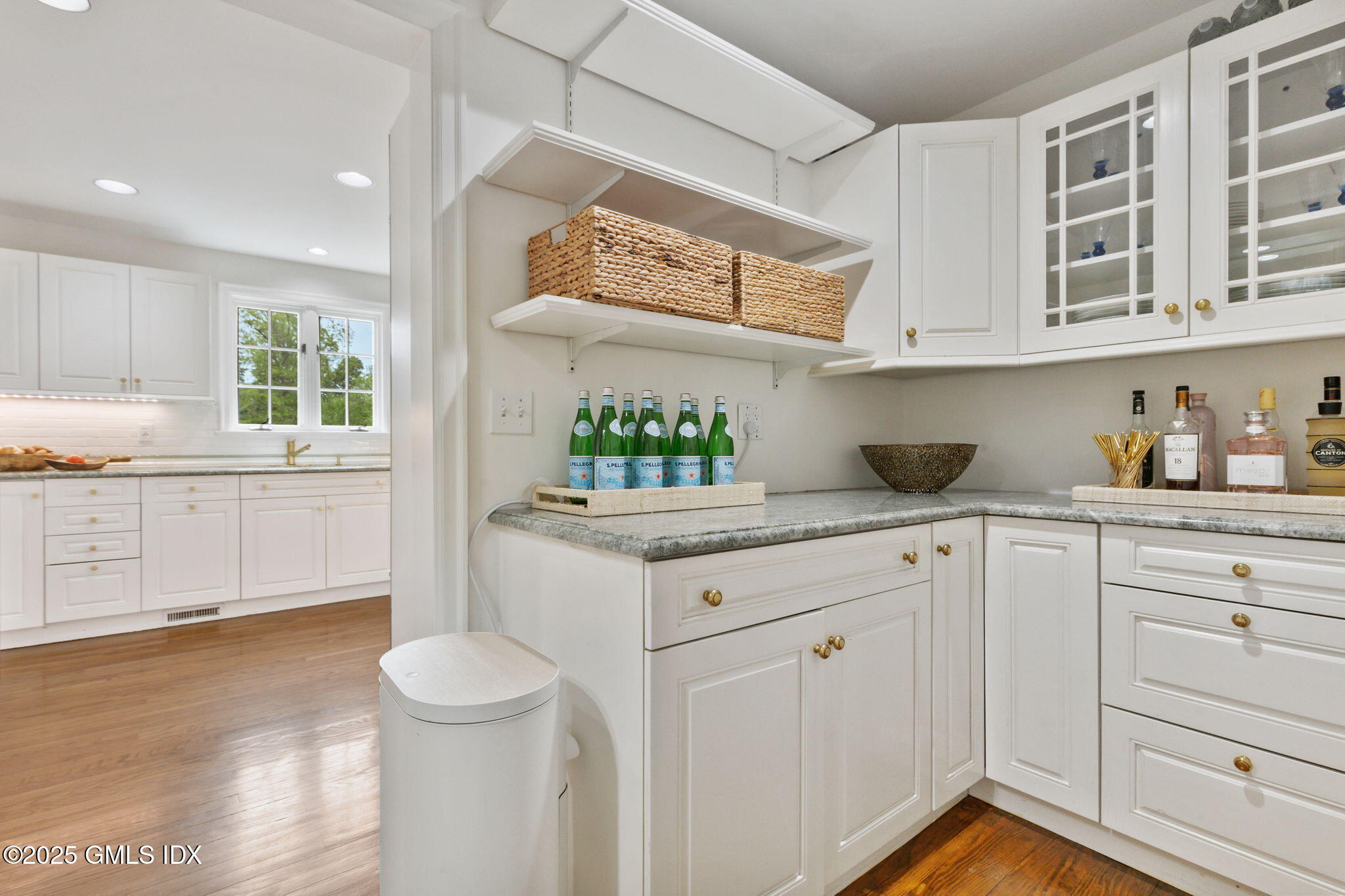 160 Stanwich Road Greenwich, CT 06830 - Photo 15 of 27 18-web-or-mls-160-stanwich-rd