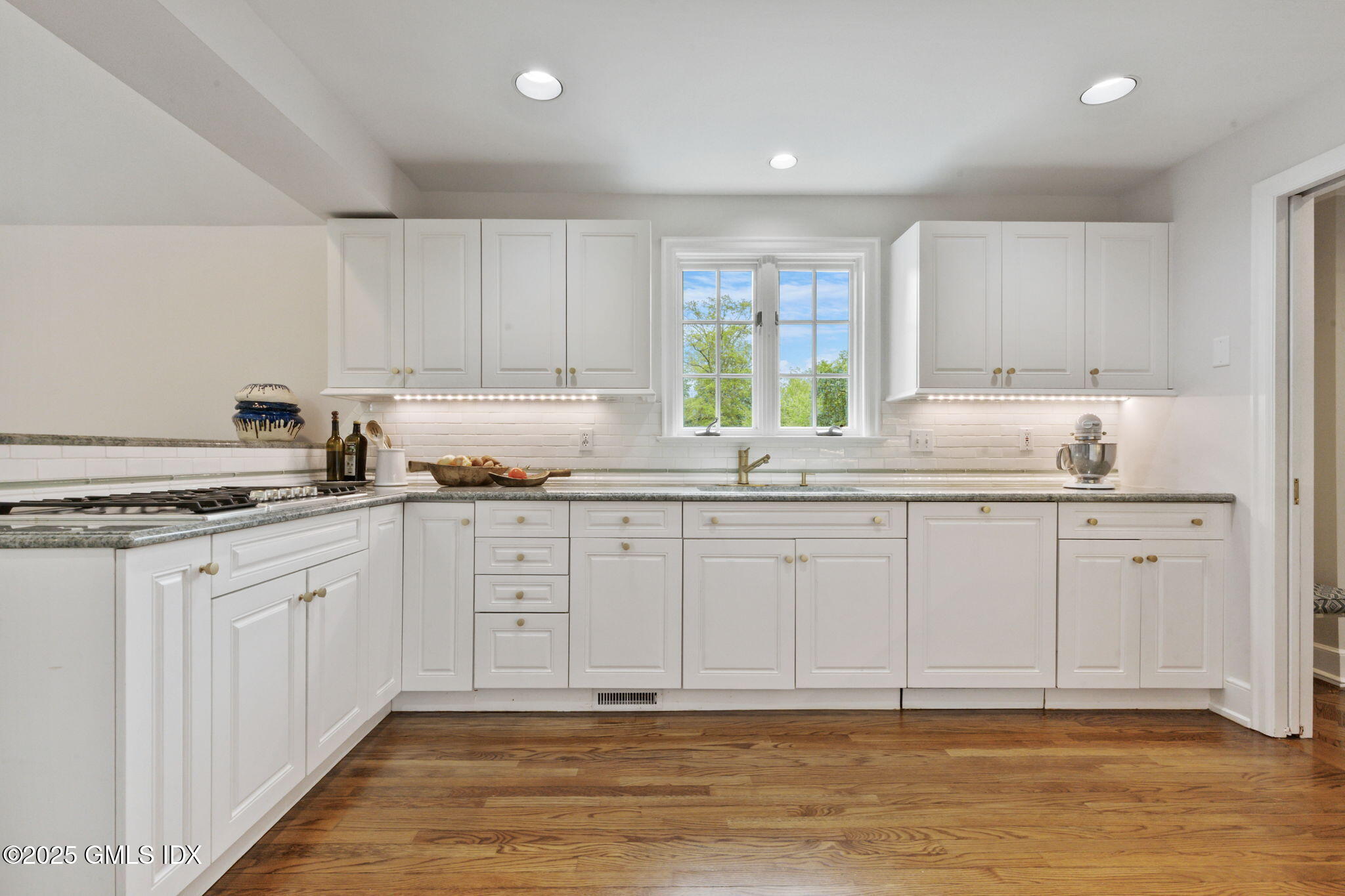 160 Stanwich Road Greenwich, CT 06830 - Photo 16 of 27 21-web-or-mls-160-stanwich-rd