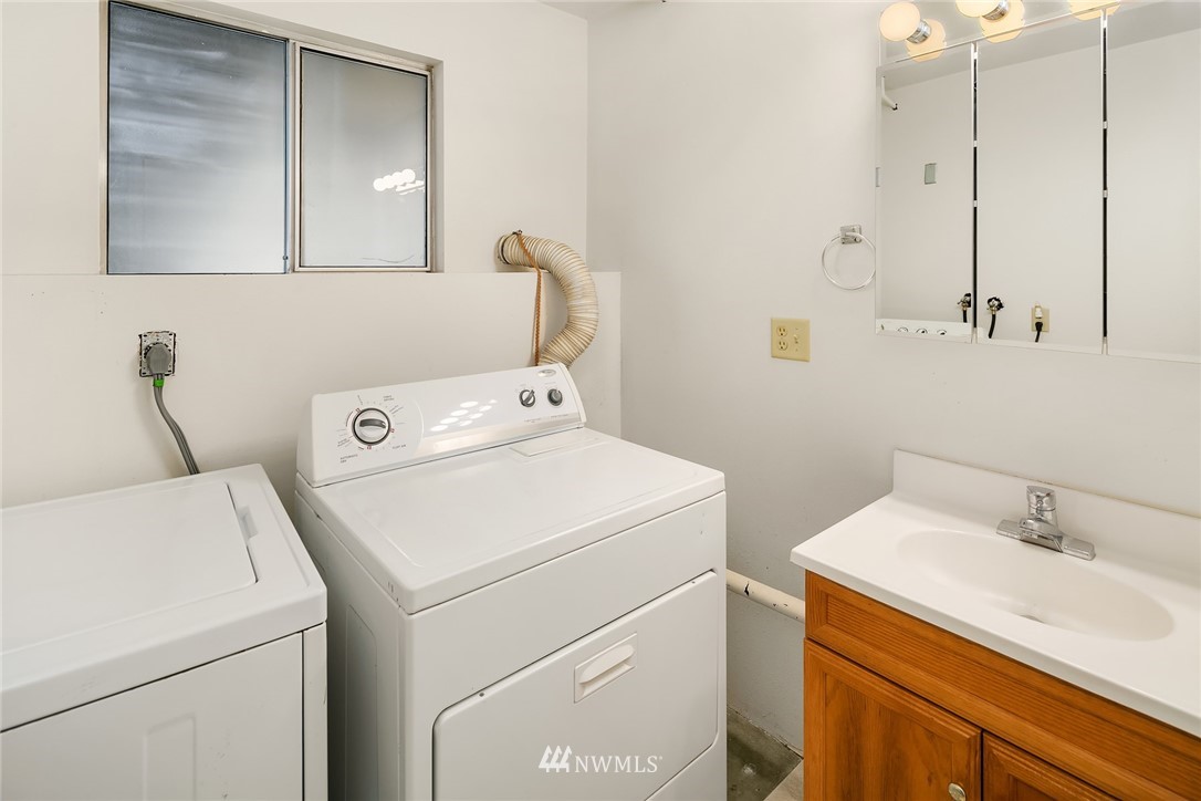 21900 Meridian Avenue South Bothell, WA 98021 - Photo 14 of 20 a utility room with dryer and washer