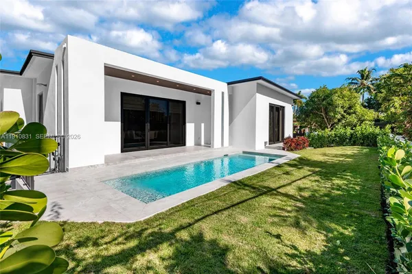 a view of an house with backyard porch and entertaining space
