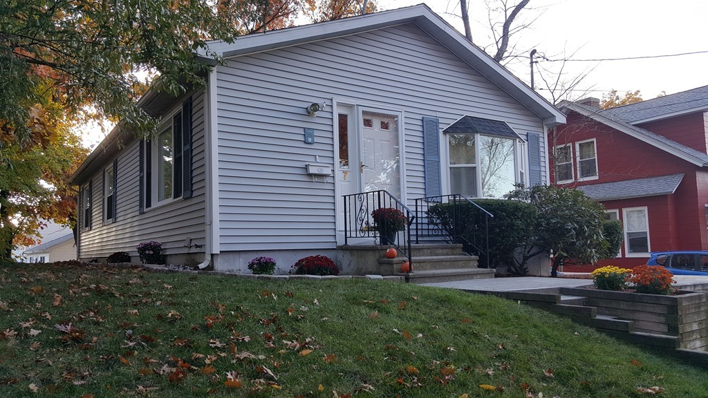 7 Hunnewell Road Worcester, MA 01606 - Photo 1 of 29 Gallery Image 1
