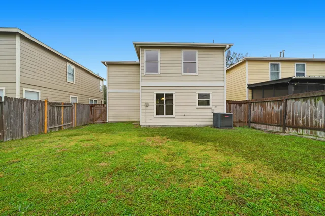 a view of a house with backyard