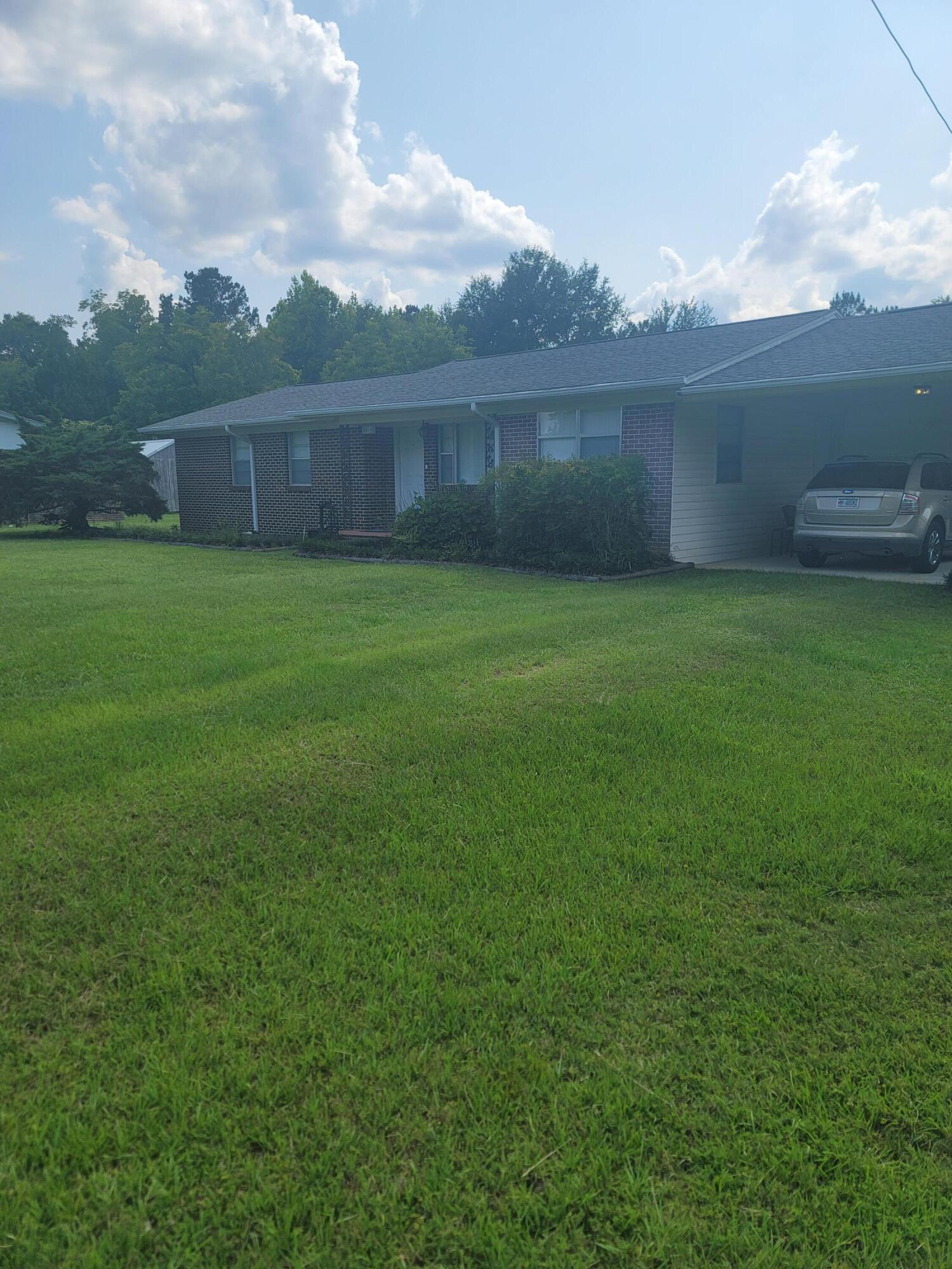 a view of a backyard
