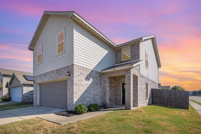 a view of a house with a backyard