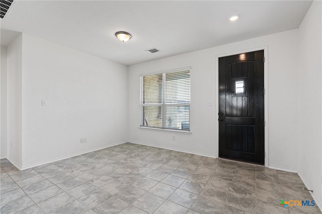 204 Benmyrtle Trail Georgetown, TX 78626 - Photo 4 of 35 an empty room with windows and closet