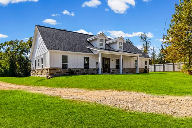 $699,500 | 440 Farm To Market 223, Shepherd, TX 77371
