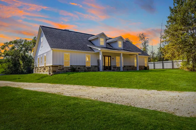 $699,500 | 440 Farm To Market 223, Shepherd, TX 77371