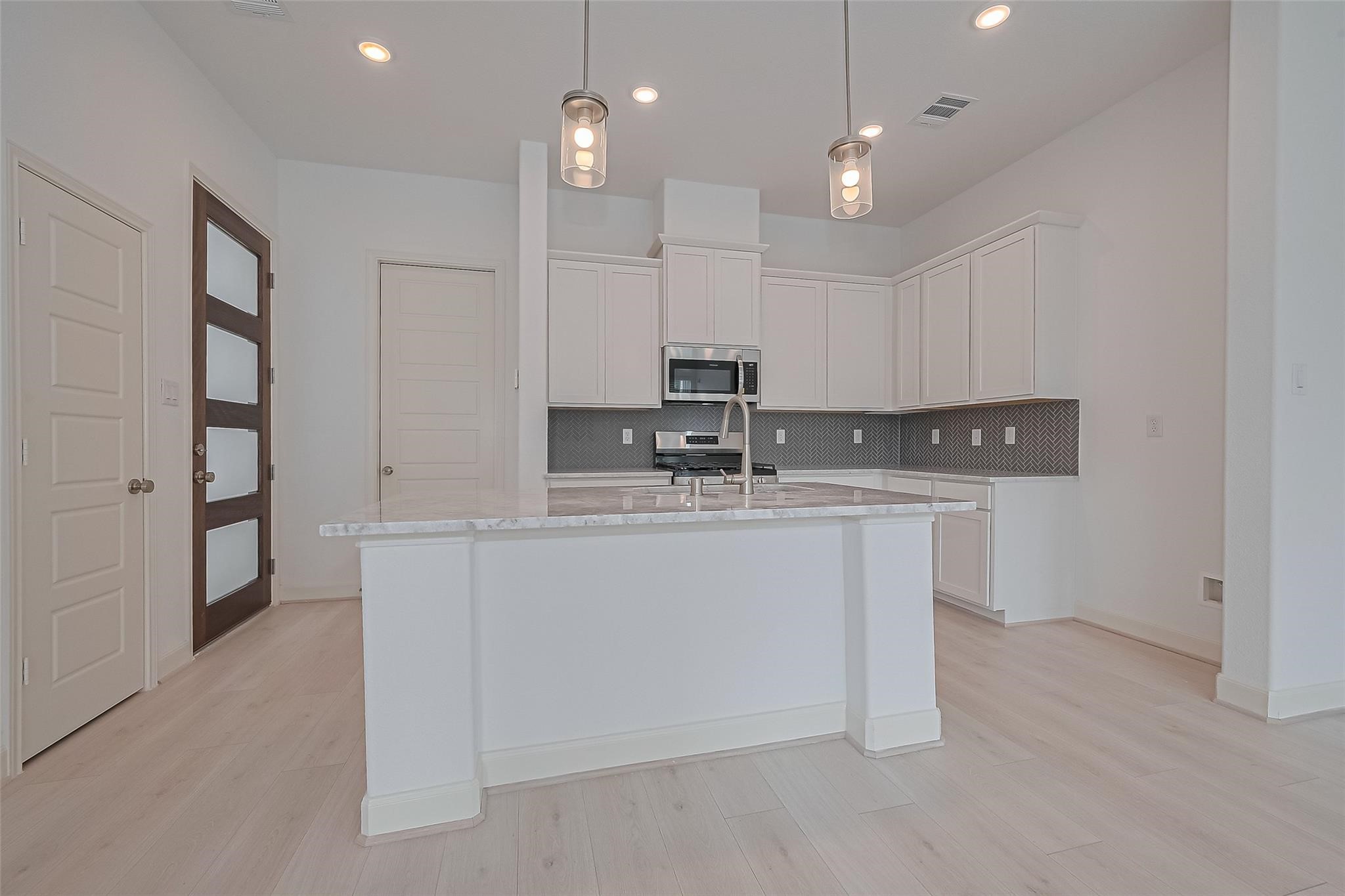 8913 Grovner Place Houston, TX 77080 - Photo 7 of 44