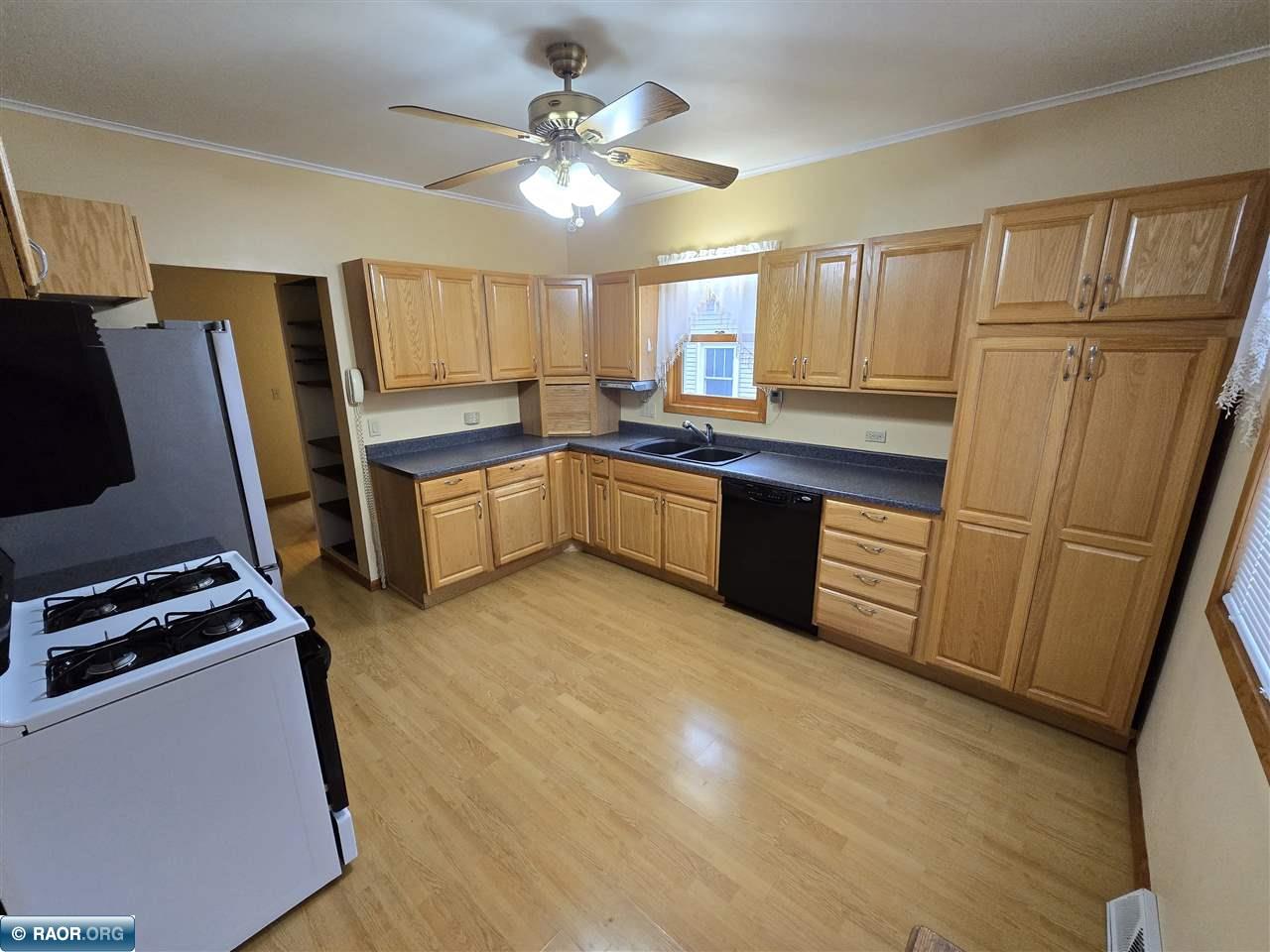 226 9th Street Southwest Chisholm, MN 55719 - Photo 7 of 25