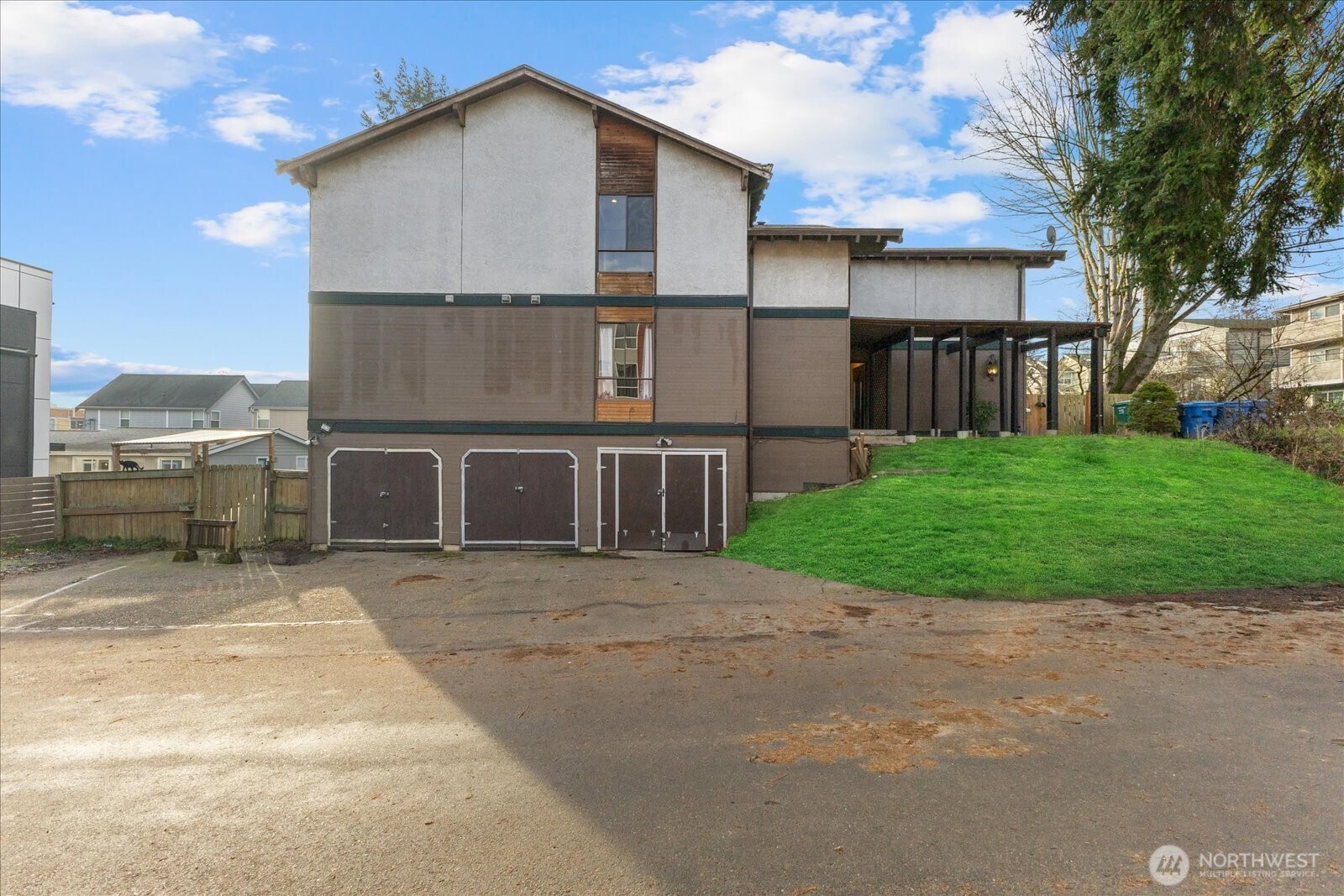 9256 Interlake Avenue North Seattle, WA 98103 - Photo 2 of 40