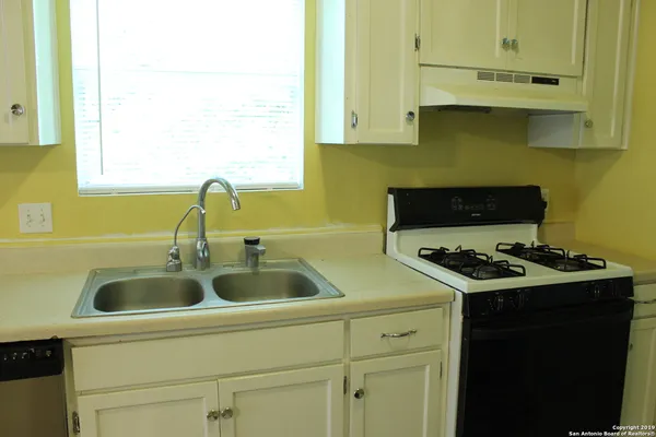 $1,750 | 13915 Anchorage Hill Drive, San Antonio, TX 78217