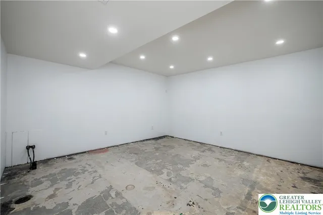 a view of a entrance door of the house