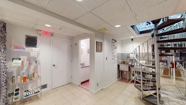 a view of entryway with furniture