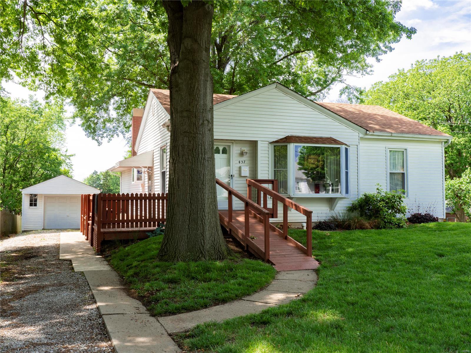 437 North Library Street Waterloo, IL 62298 - Photo 1 of 36