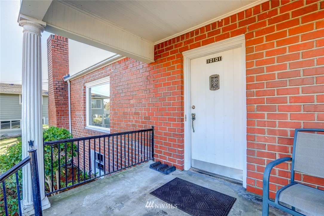 10101 Renton Avenue South Seattle, WA 98178 - Photo 5 of 25 Gallery Image 5