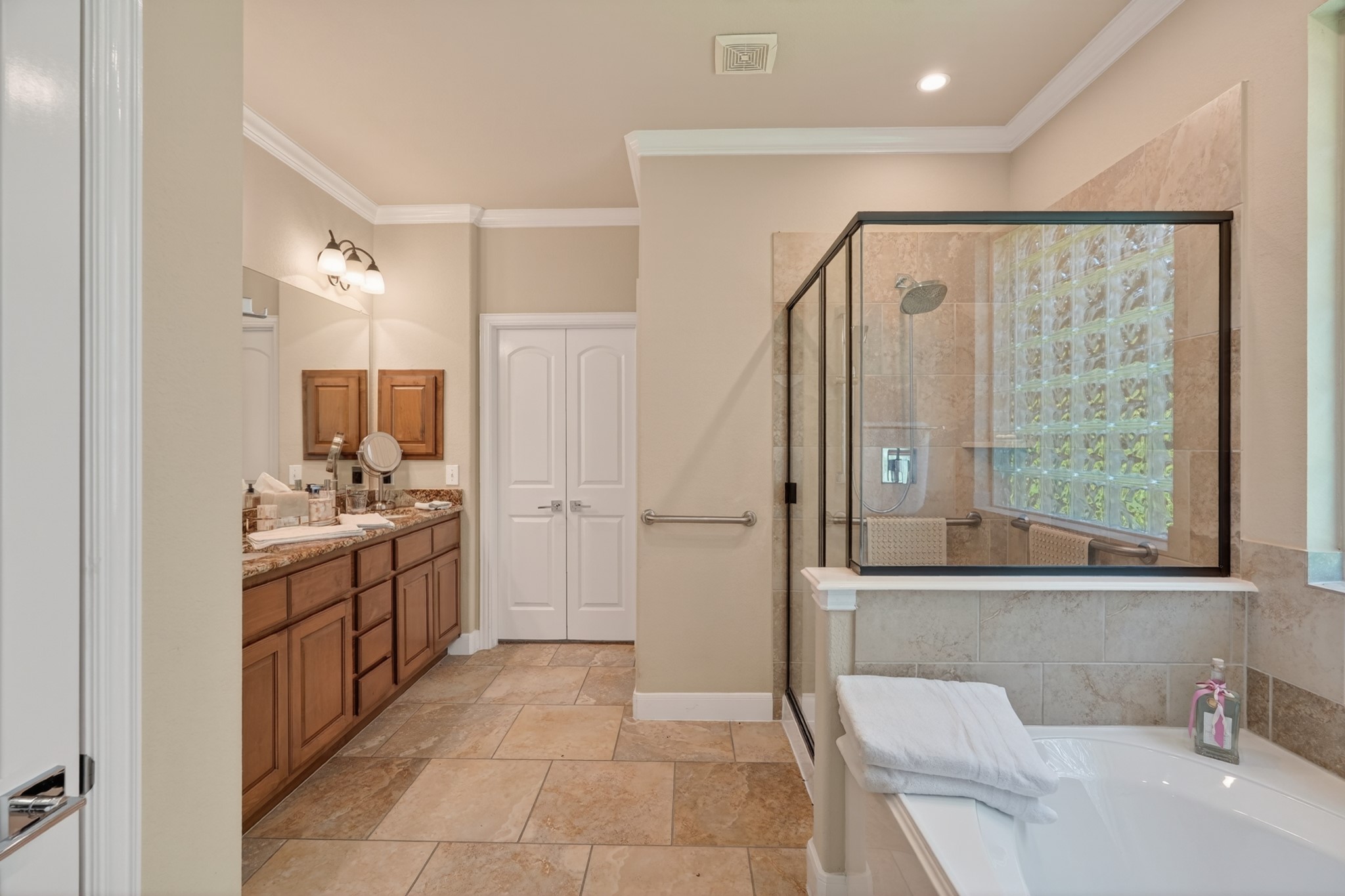 55 South Victoriana Circle Spring, TX 77389 - Photo 25 of 40 a bathroom with a tub sink and mirror