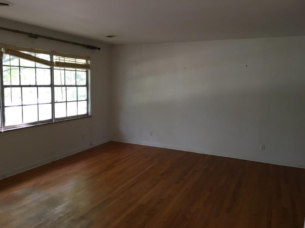 7701 Nubbin Ridge Road Southwest Knoxville, TN 37919 - Photo 5 of 10 Living Room