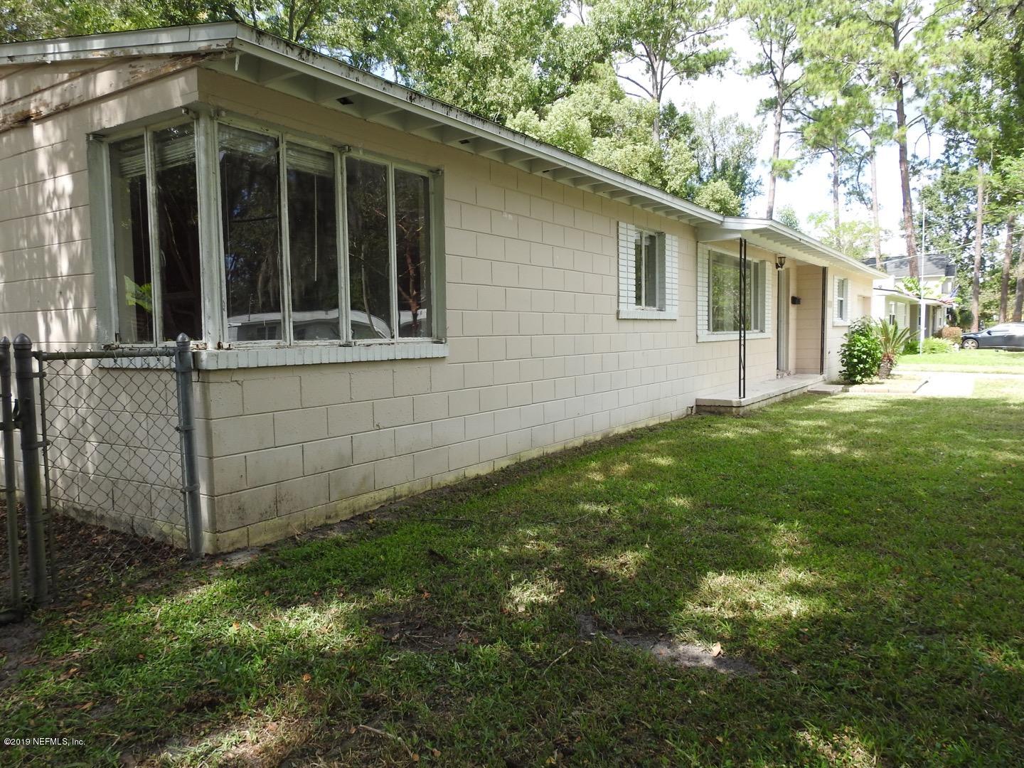 4238 Springwood Road Jacksonville, FL 32207 - Photo 4 of 19 a front view of a house with a garden