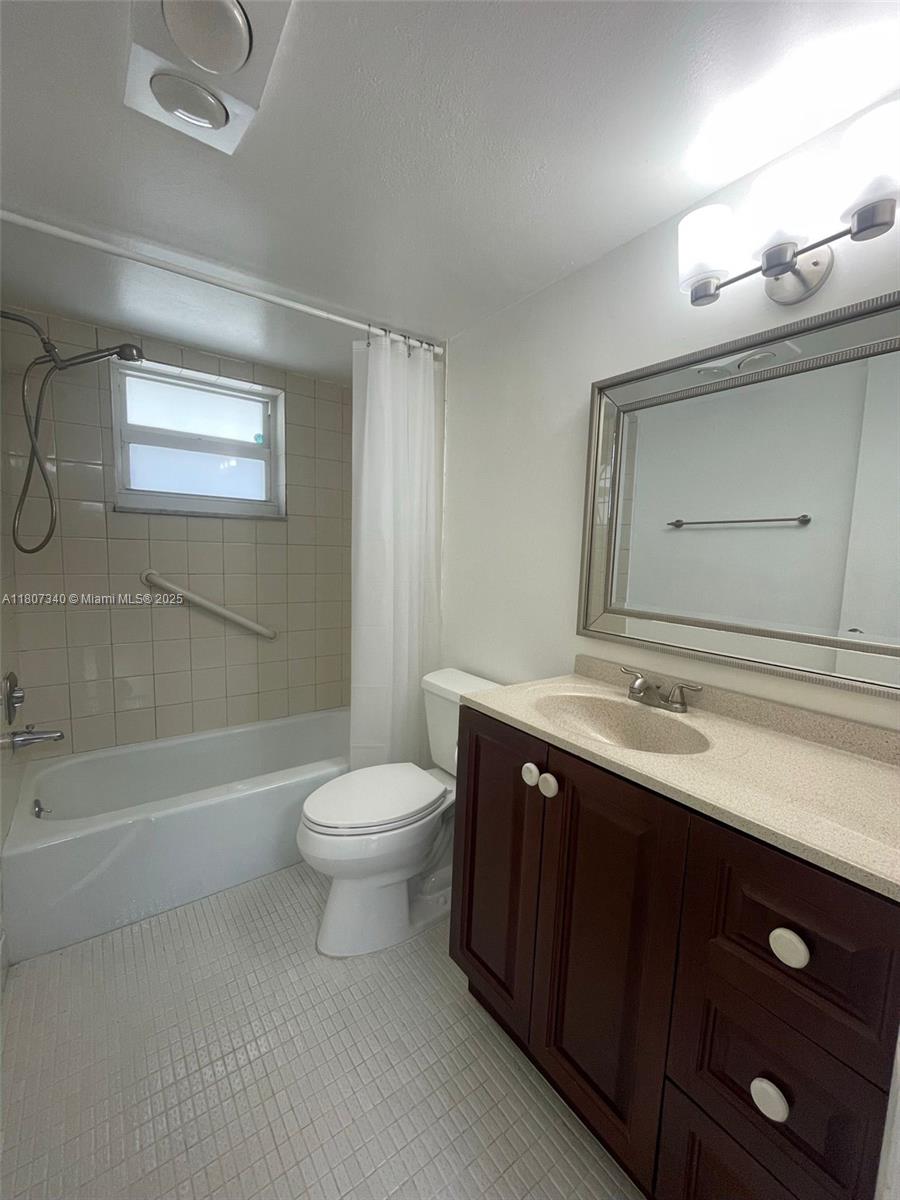 950 Hillcrest Drive, Unit 211 Hollywood, FL 33021 - Photo 17 of 20