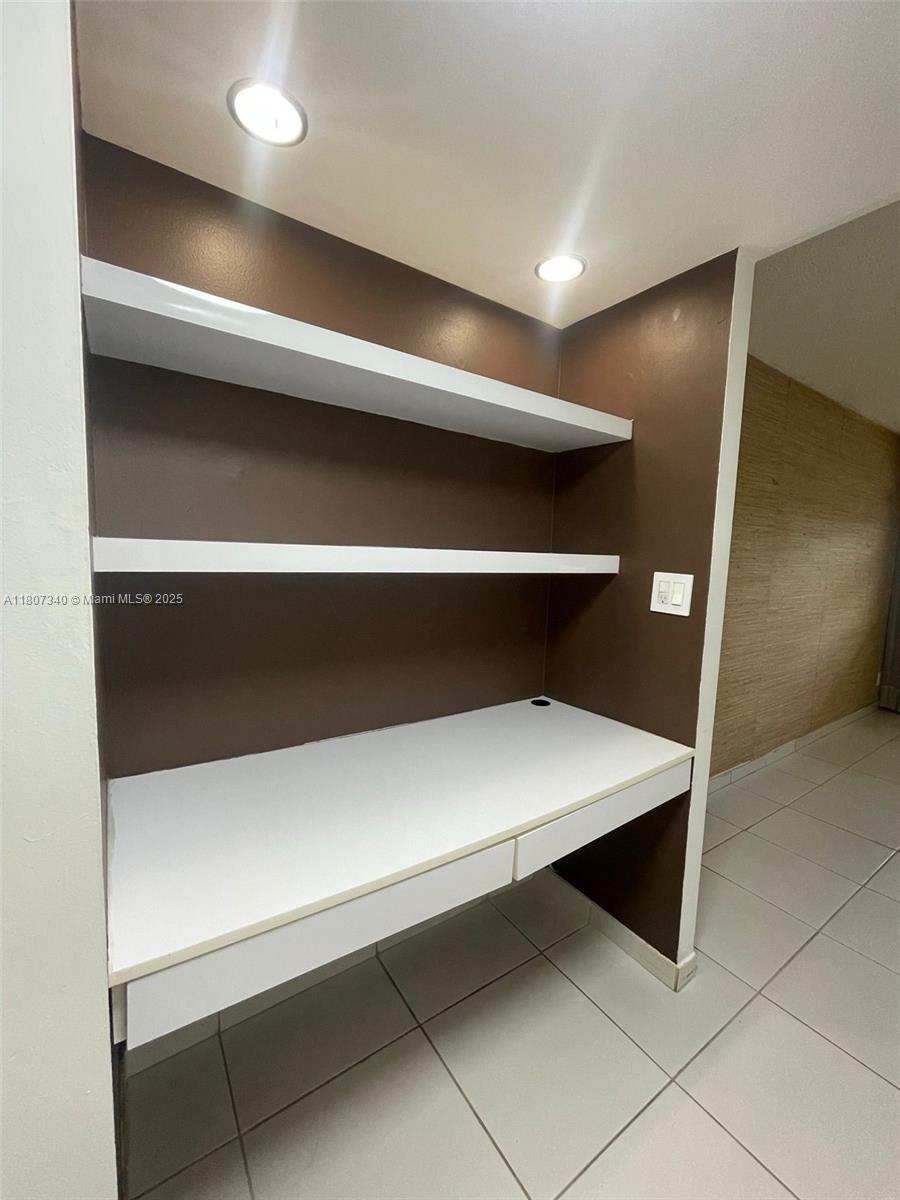 950 Hillcrest Drive, Unit 211 Hollywood, FL 33021 - Photo 18 of 20