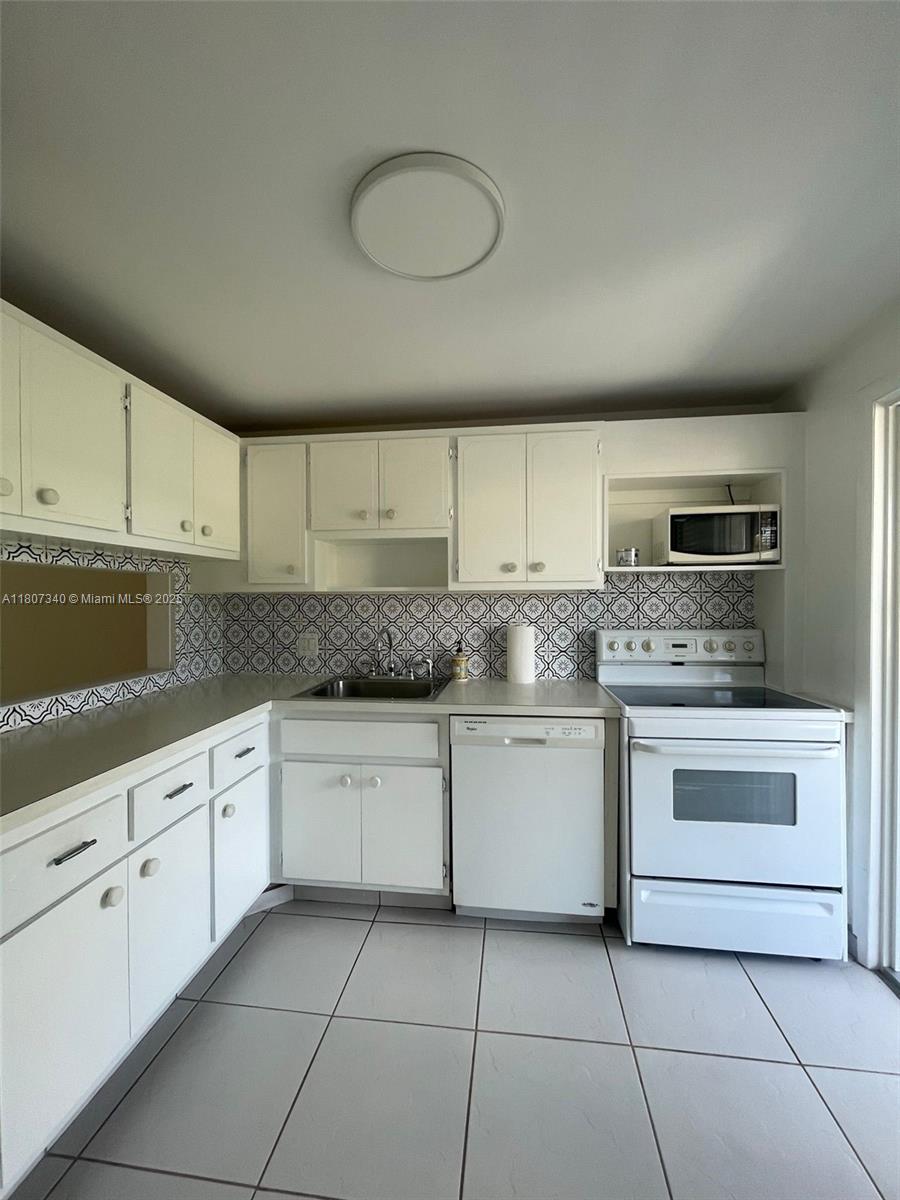 950 Hillcrest Drive, Unit 211 Hollywood, FL 33021 - Photo 10 of 20