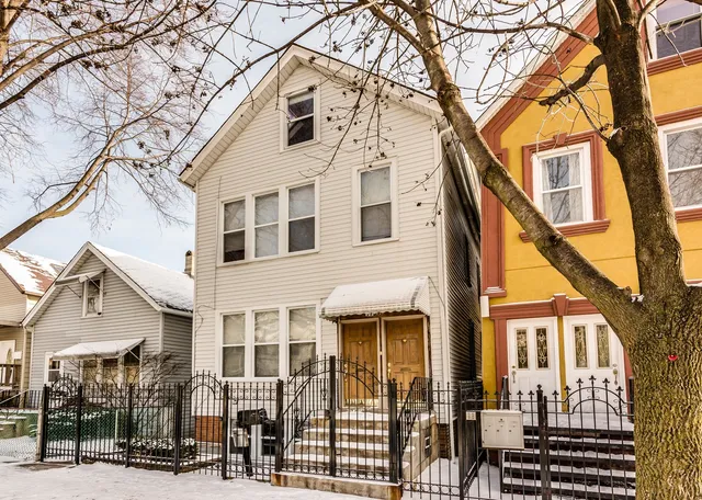 a view of a white building among the tree