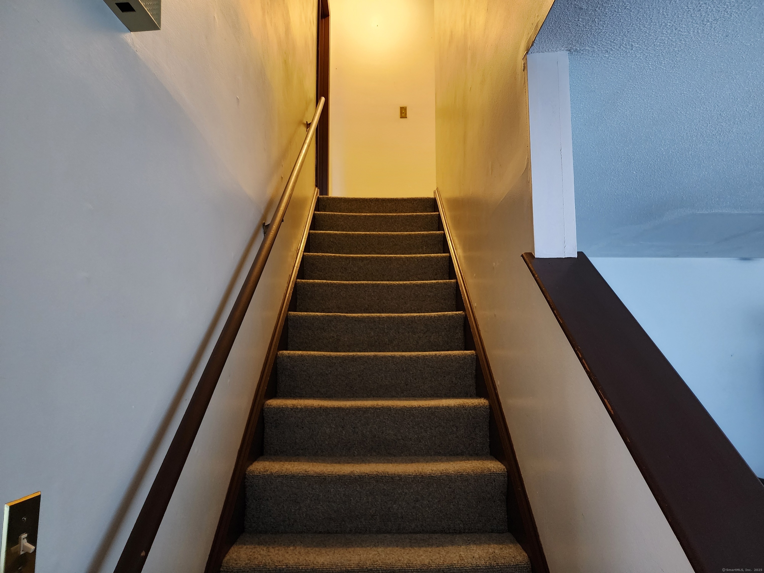 189 Kaynor Drive, Unit C Waterbury, CT 06708 - Photo 4 of 6 a view of entryway