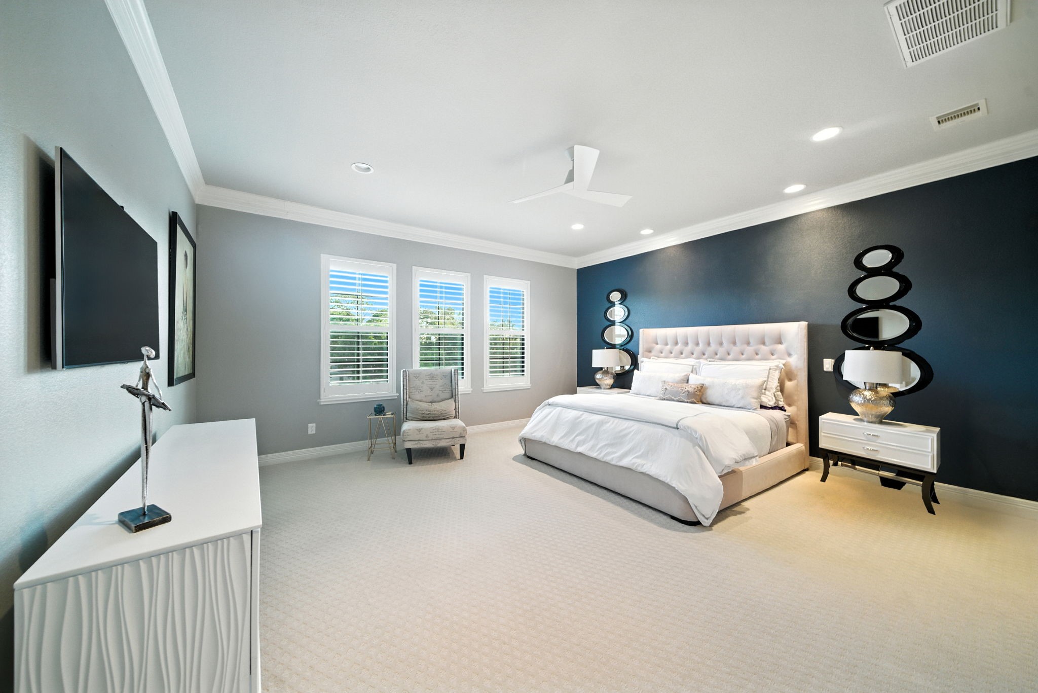 803 Bomar Street, Unit A Houston, TX 77006 - Photo 18 of 39 a spacious bedroom with a bed and a flat screen tv