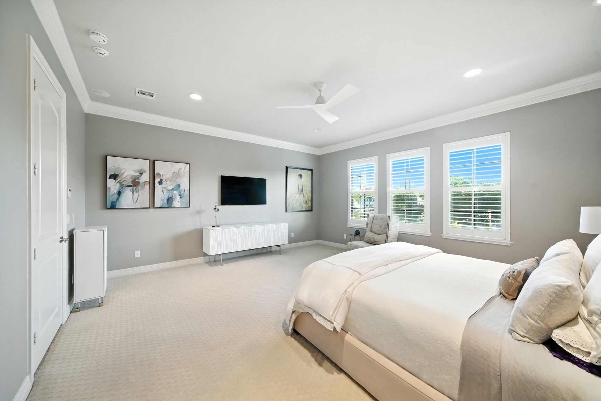 803 Bomar Street, Unit A Houston, TX 77006 - Photo 19 of 39 a spacious bedroom with a large bed and a flat screen tv