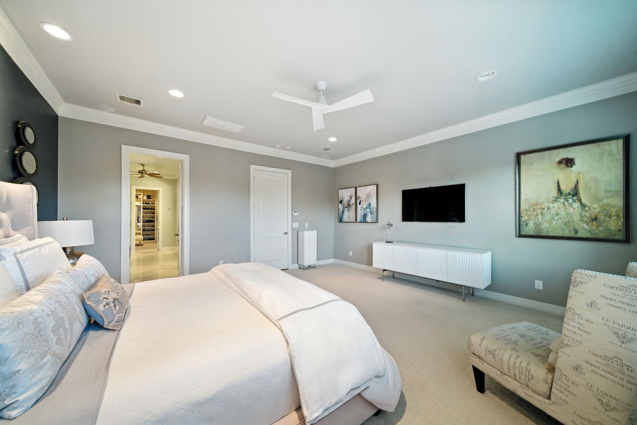 803 Bomar Street, Unit A Houston, TX 77006 - Photo 20 of 39 a spacious bedroom with a bed and a couch