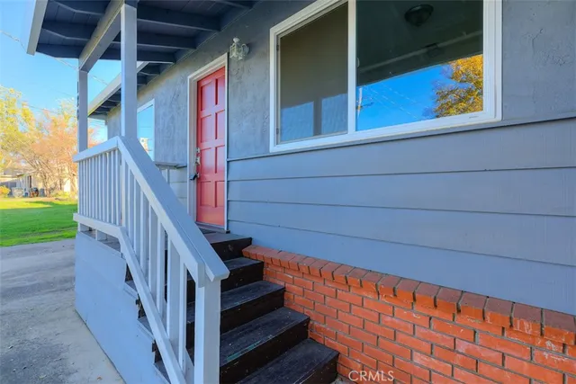a view of entryway with a front door