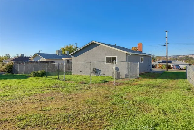 a view of a house with backyard and garden