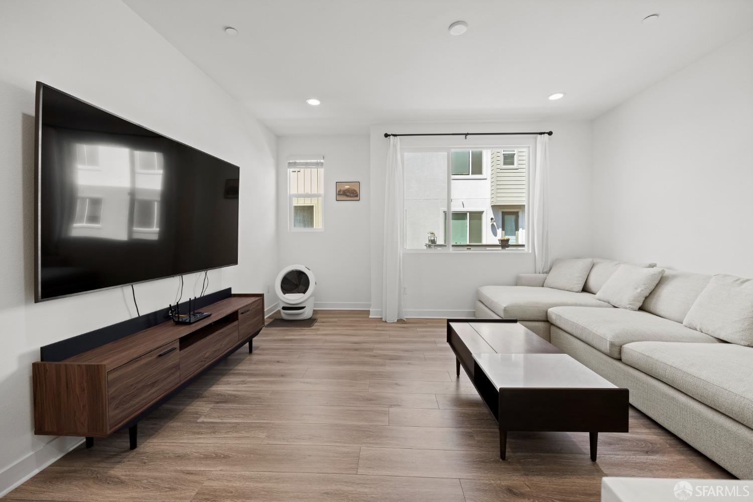 178 Uptown Circle Oakland, CA 94607 - Photo 2 of 17