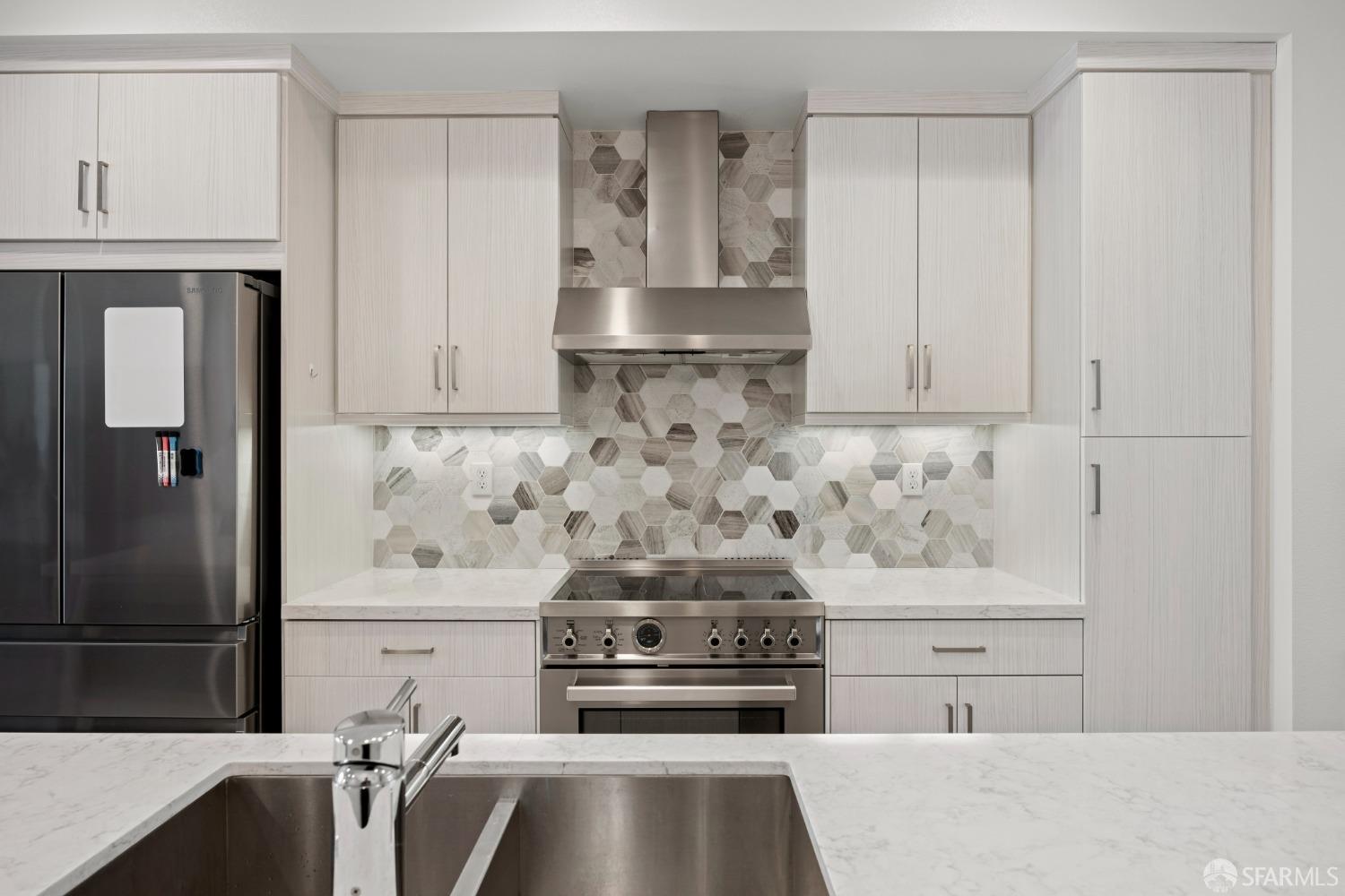 178 Uptown Circle Oakland, CA 94607 - Photo 3 of 17