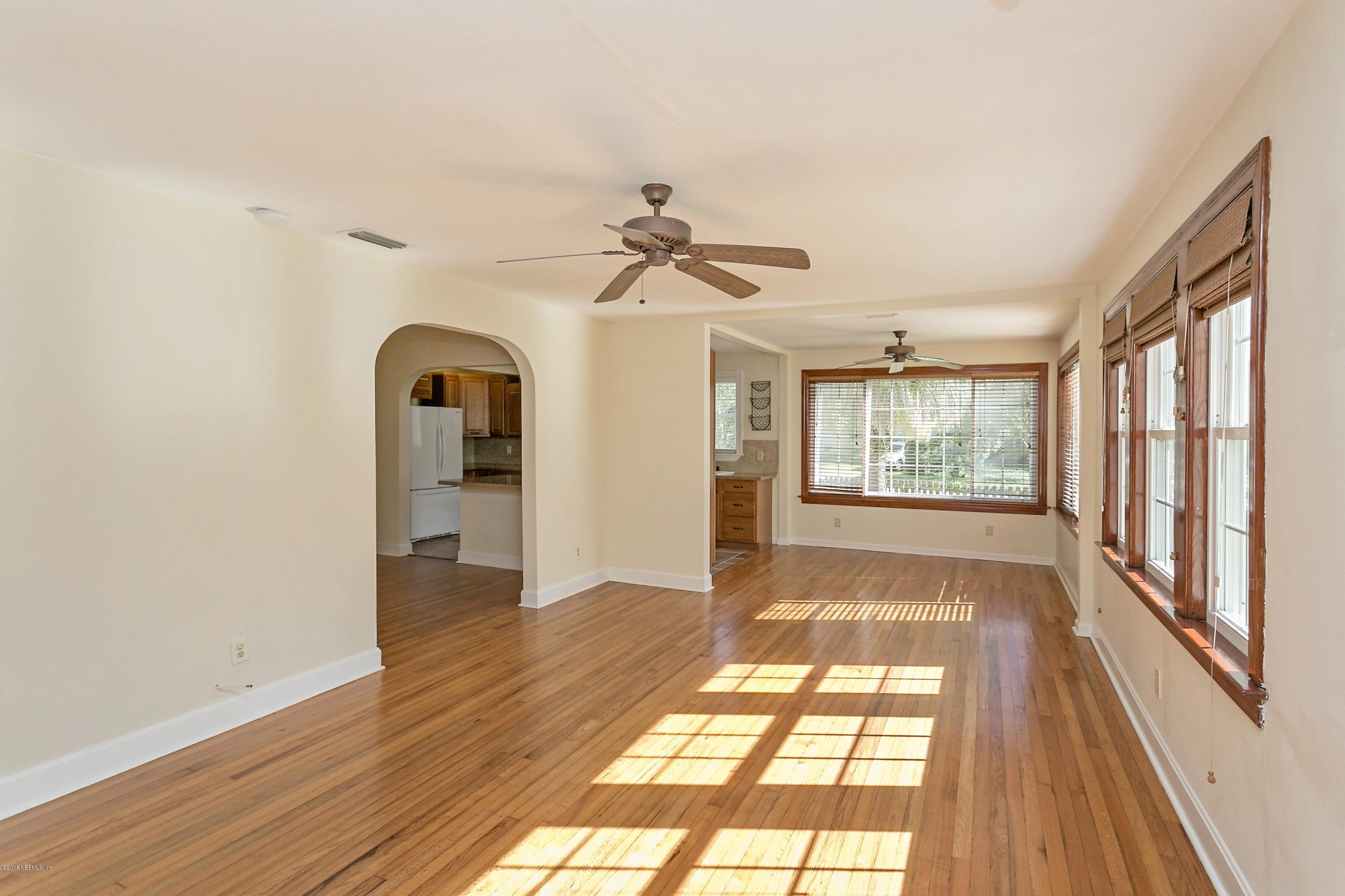 004_Living Room