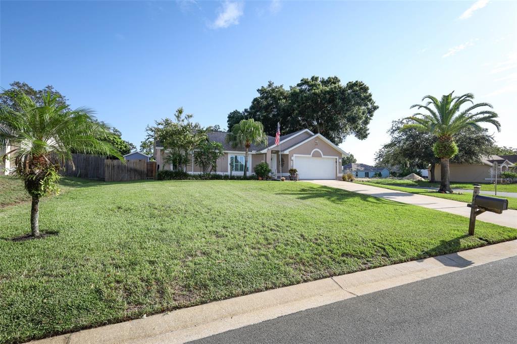 424 Meadow Green Drive Davenport, FL 33837 - Photo 3 of 47 a view of a garden
