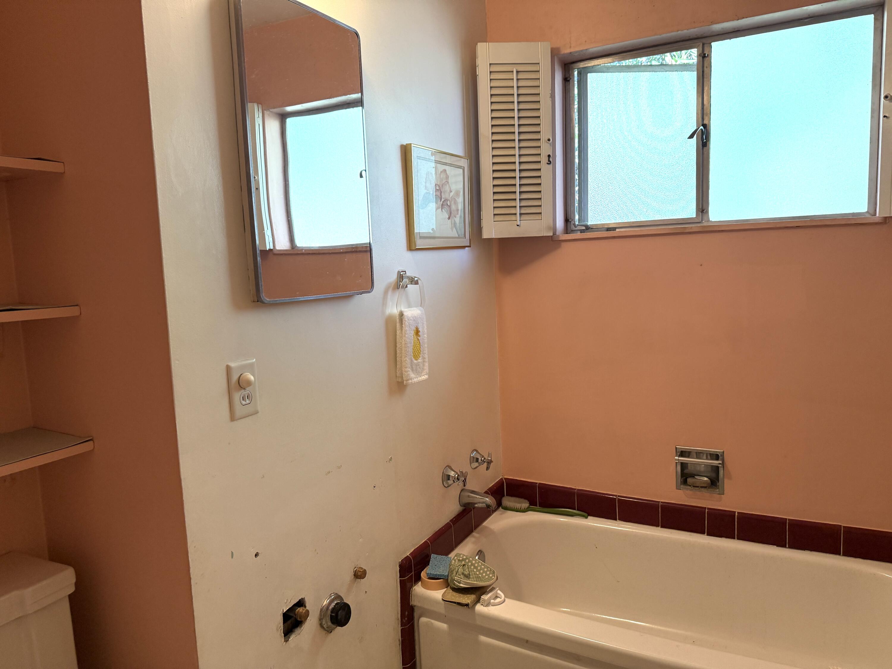 918 Parsons Drive Redding, CA 96002 - Photo 17 of 31 a bathroom with a bathtub