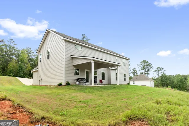 a view of a house with backyard and garden