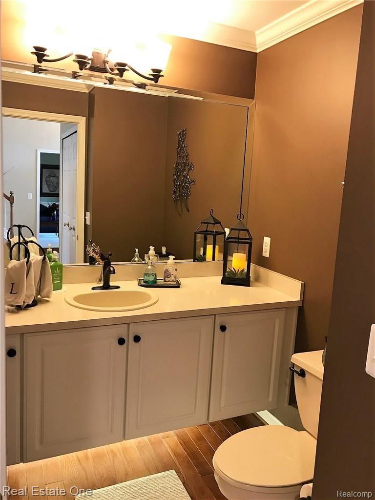 2864 Santia Road Troy, MI 48085 - Photo 10 of 21 santiahalfBATH.jpg