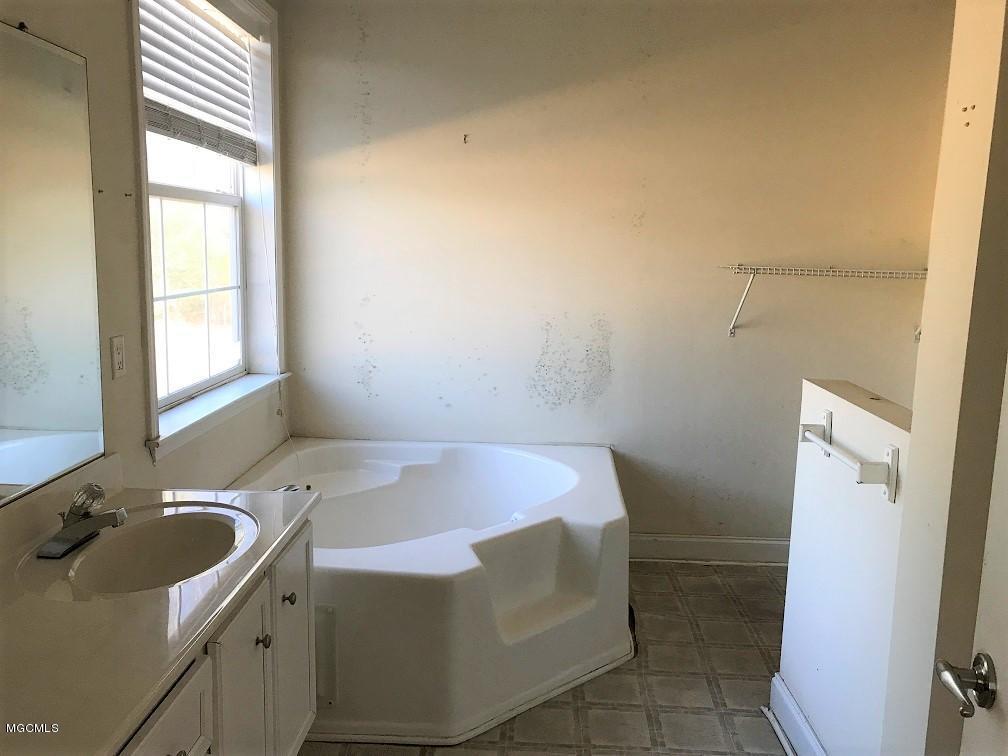 70 Hunters Walk Wiggins, MS 39577 - Photo 9 of 17 Master Bath