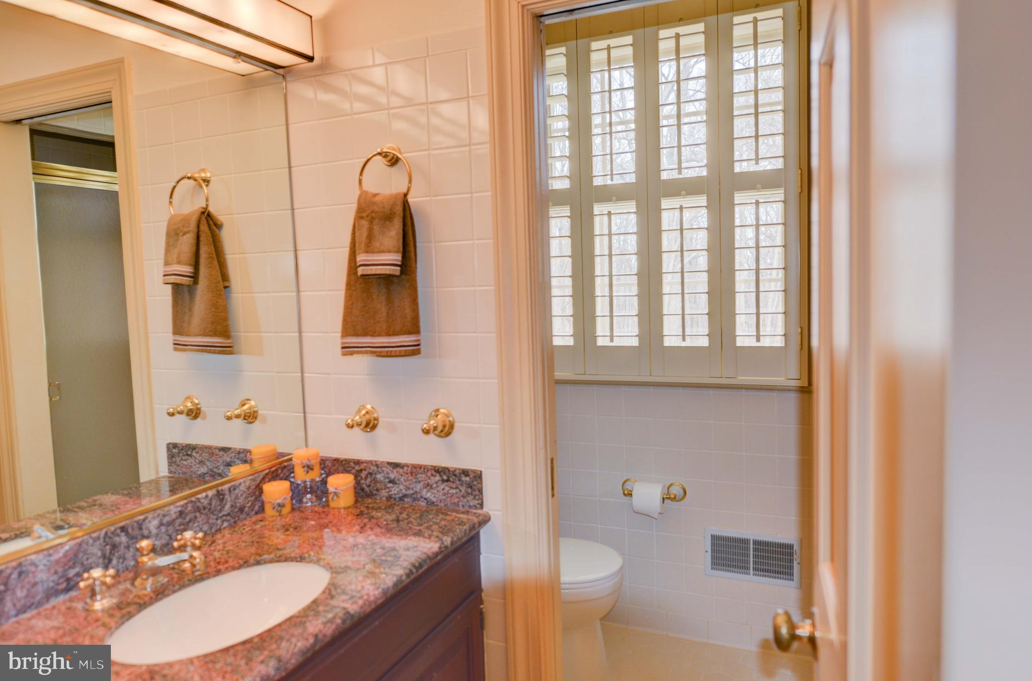 39218 Foxhill Road Leesburg, VA 20175 - Photo 11 of 36 main floor full bath