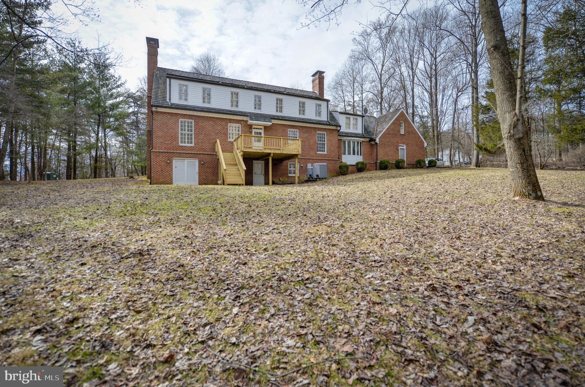 39218 Foxhill Road Leesburg, VA 20175 - Photo 3 of 36 Rear Walk out with new Deck