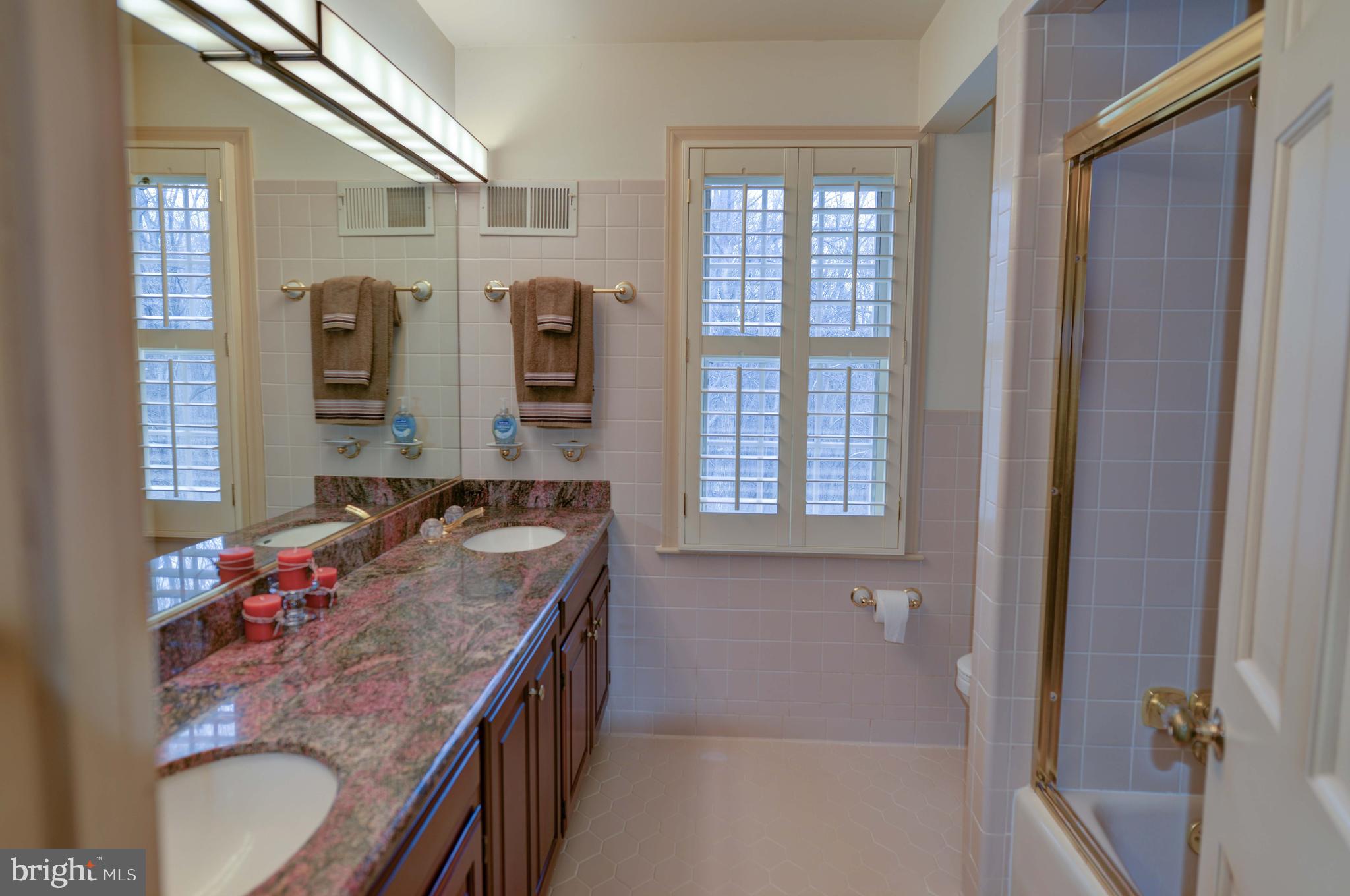 39218 Foxhill Road Leesburg, VA 20175 - Photo 28 of 36 upstairs hall bath