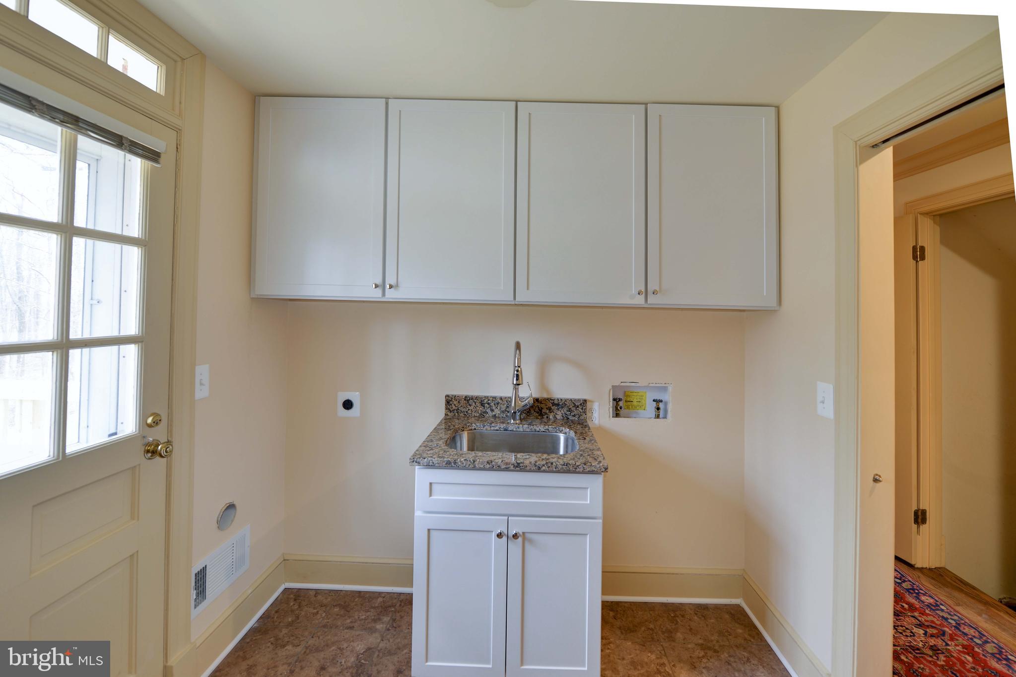 39218 Foxhill Road Leesburg, VA 20175 - Photo 34 of 36 laundry
