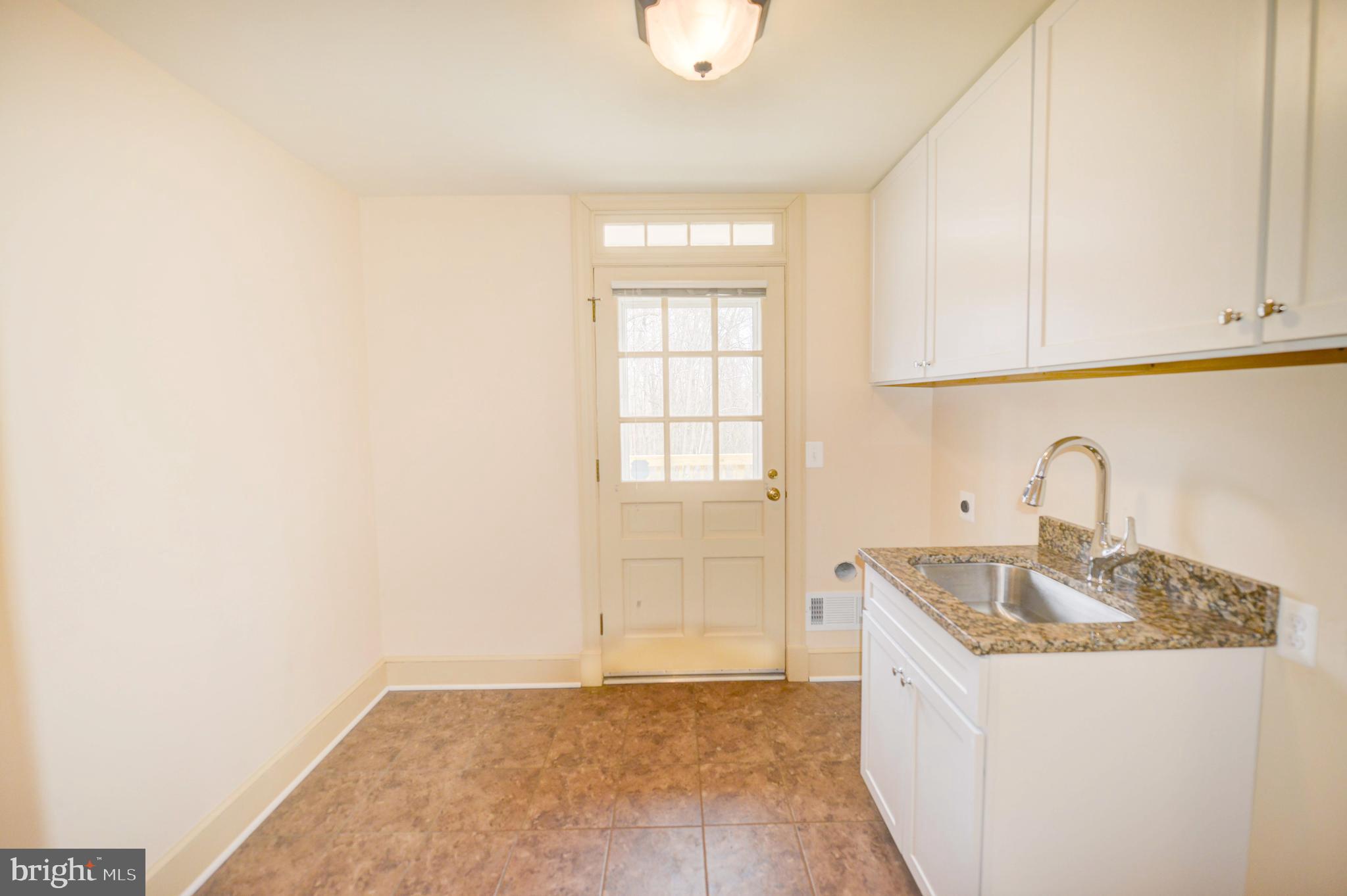 39218 Foxhill Road Leesburg, VA 20175 - Photo 9 of 36 main Floor laundry area and door to rear Deck