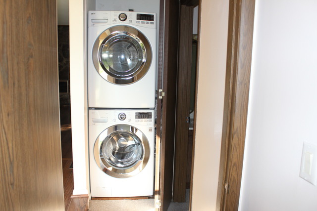 704 Wakefield Road Gurnee, IL 60031 - Photo 15 of 20 a utility room with dryer and washer