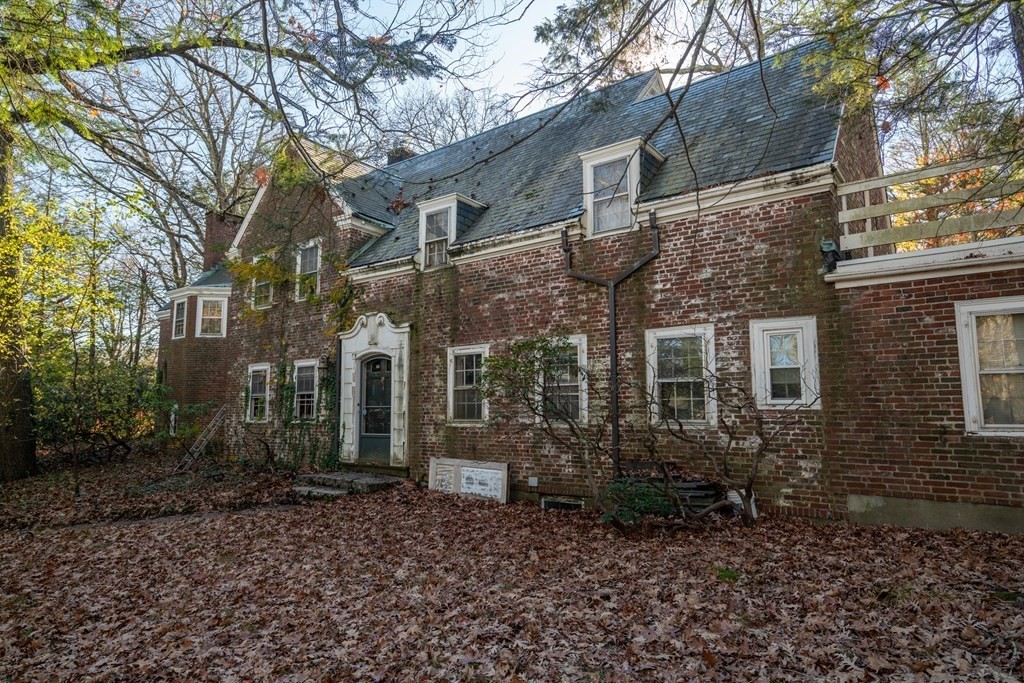 320 Woodland Road Brookline, MA 02467 - Photo 2 of 19 Gallery Image 2