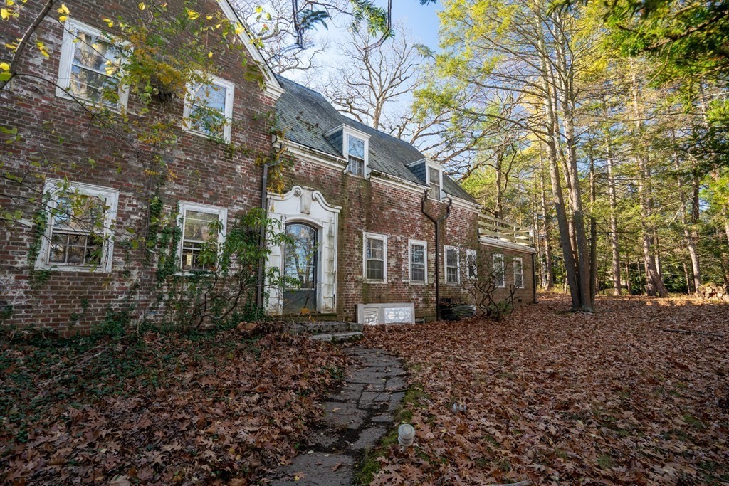 320 Woodland Road Brookline, MA 02467 - Photo 5 of 19 Gallery Image 5